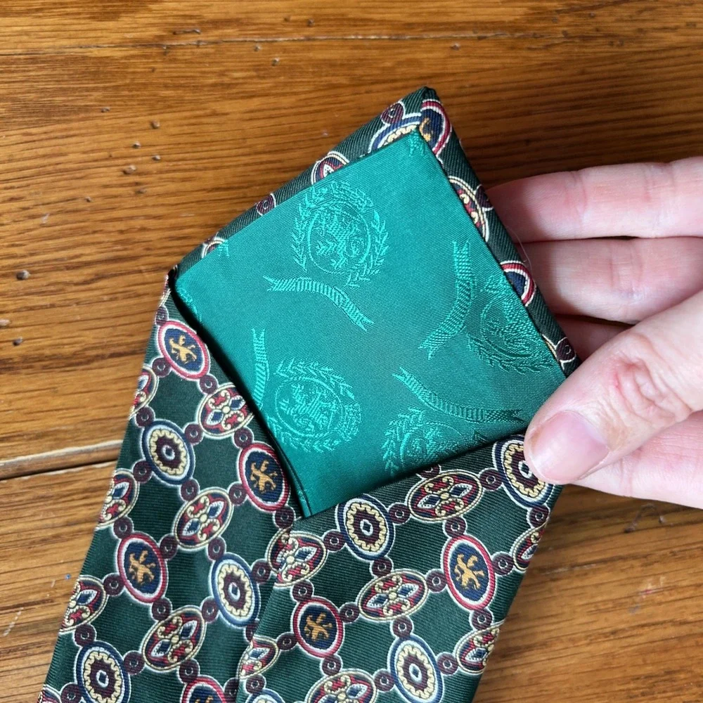 Vintage‎ Tommy Hilfiger Mens Tie Green Burgundy Crest Medallion Italian Silk